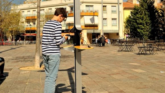 Sant Cugat posa a prova un punt de càrrega de mòbils comunitari