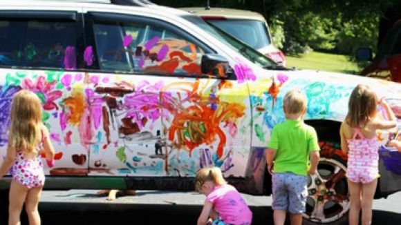 El centre de rentat Suau i Net organitza un taller infantil de pintura de cotxes