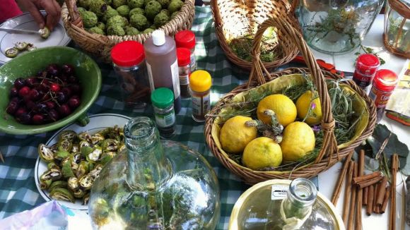 Cal Temerari ensenya a fer ratafia casolana amb l'enòleg Joan Carbó