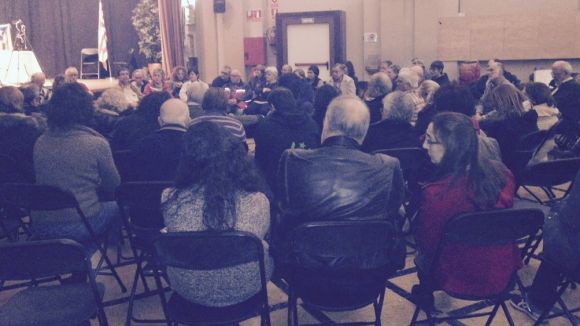 Nou santcugatencs han participat a la tancada per reclamar un acord entre JxS i la CUP