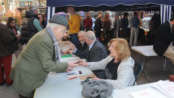 Autors santcugatencs escalfen motors per a Sant Jordi a la Taula d'Escriptors