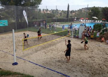 El Club Esportiu Valldoreix estrena un sorral per practicar voleibol i tennis platja
