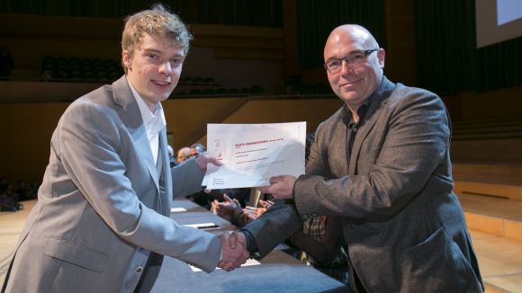 Un santcugatenc rep una beca per una de les millors notes de selectivitat