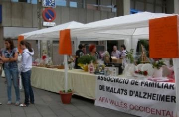 Alt: La diada de l'Alzheimer a Sant Cugat arrenca amb una tómbola solidària