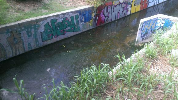 Alt: La uaSC vol cobrir la part del torrent de la Guinardera envoltada per habitatges