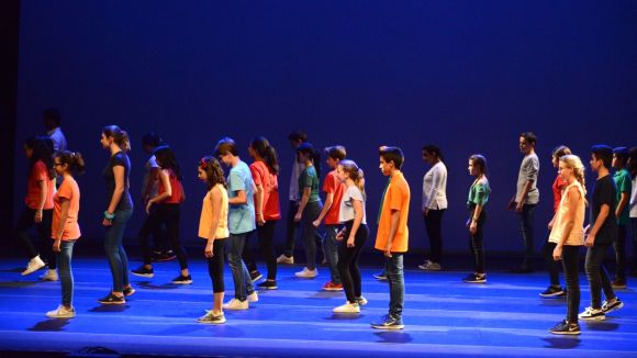 150 alumnes dels instituts Arnau Cadell i Tretzevents porten a l'escenari el projecte 'Tots Dansen'