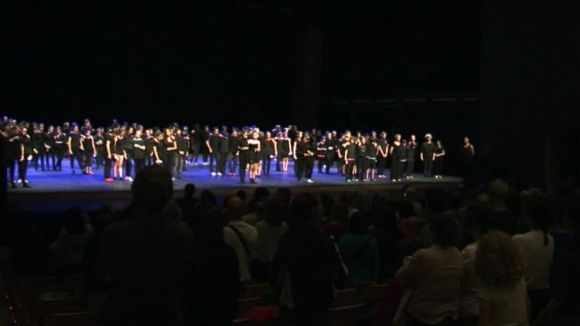 Els joves s'acosten al llenguatge corporal amb els ritmes de 'Tots dansen'