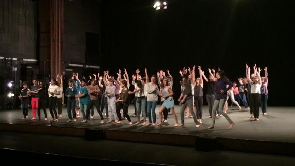140 alumnes de secundària debuten a l'escenari amb el projecte 'Tots dansen'