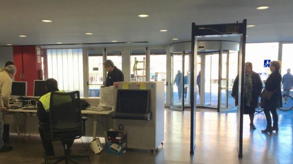 Canvis a l'entrada de l'ajuntament per millorar l'atenció ciutadana i la seguretat