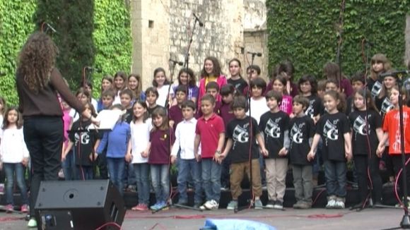 11 cors infantils d'arreu de Catalunya uneixen les seves veus a la plaça de l'Om