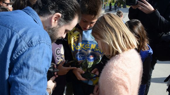 Una trentena de persones caça monstres a la primera trobada de 'Pokémon Go' a Sant Cugat