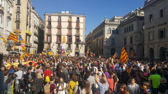 Milers d'universitaris surten al carrer contra el 155 i acaben a la plaça de Sant Jaume per reclamar la DUI