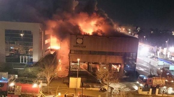Un incendi arrasa la nau panificadora de Vallespà a Rubí