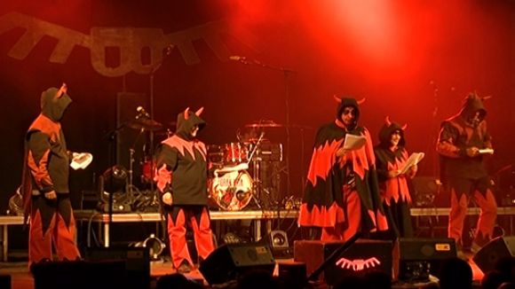 Alt: Els versots dels Diables carreguen a tort i a dret amb un especial record per als 'presos polítics'