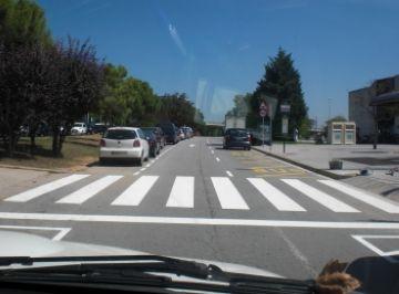 Comencen els treballs de senyalització de la Via Augusta per millorar el trànsit davant del centre comercial