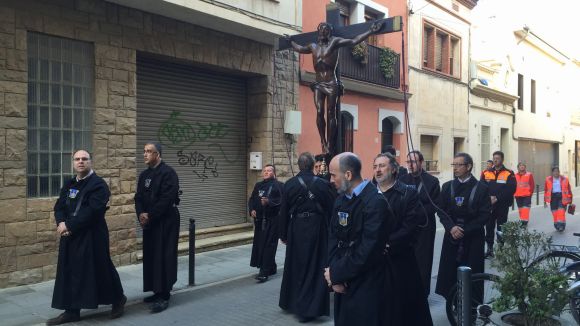 Centenars de persones segueixen el Via Crucis de Sant Cugat