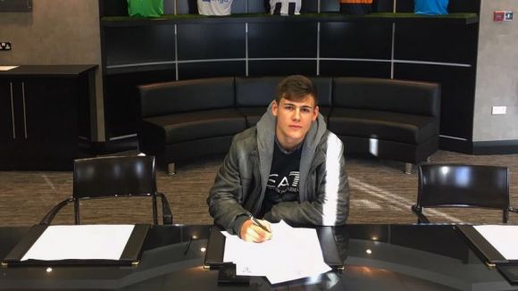 Víctor Fernández, format al Sant Cugat Esport, jugarà al sub 23 del Newcastle