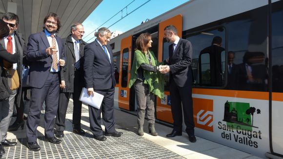 Un tren de FGC de la línia del Vallès, batejat amb el nom de Sant Cugat
