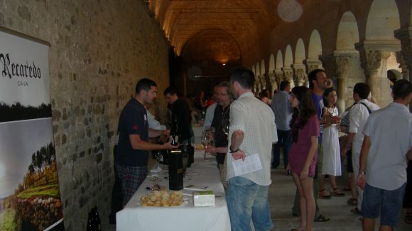 Alt: Nova edició del Tast de Vins amb Ritme al Claustre del Monestir