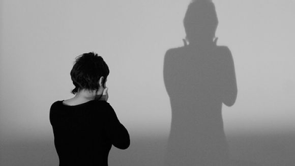 39 anys, amb fills i treball remunerat: perfil de la dona víctima de violència de gènere a Sant Cugat