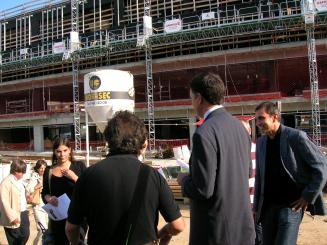 Tallat al trànsit el carrer Dos de Maig per les obres d'urbanització