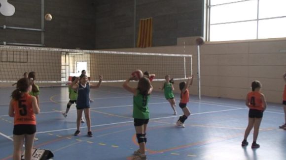 La jornada de volei escolar reuneix una vuitantena de participants