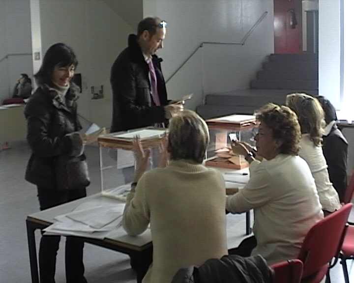 L'efecte de la polarització del PSOE i el PP sobre els partits minoritaris centra l'anàlisi post electoral dels partits de la ciutat