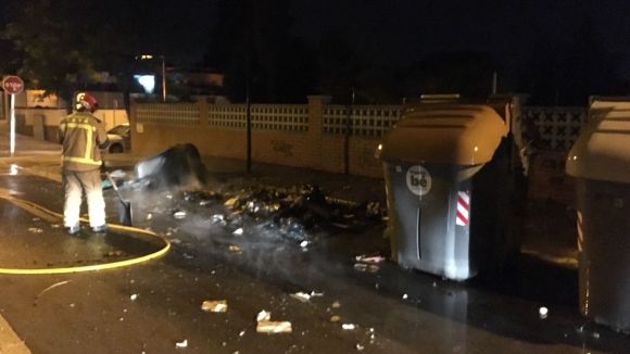 Els Bombers sufoquen un foc a uns contenidor de Mira-sol