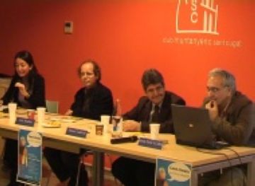 Una trentena de persones participen a la taula rodona 'Canvi Climàtic. Qui té la solució?'