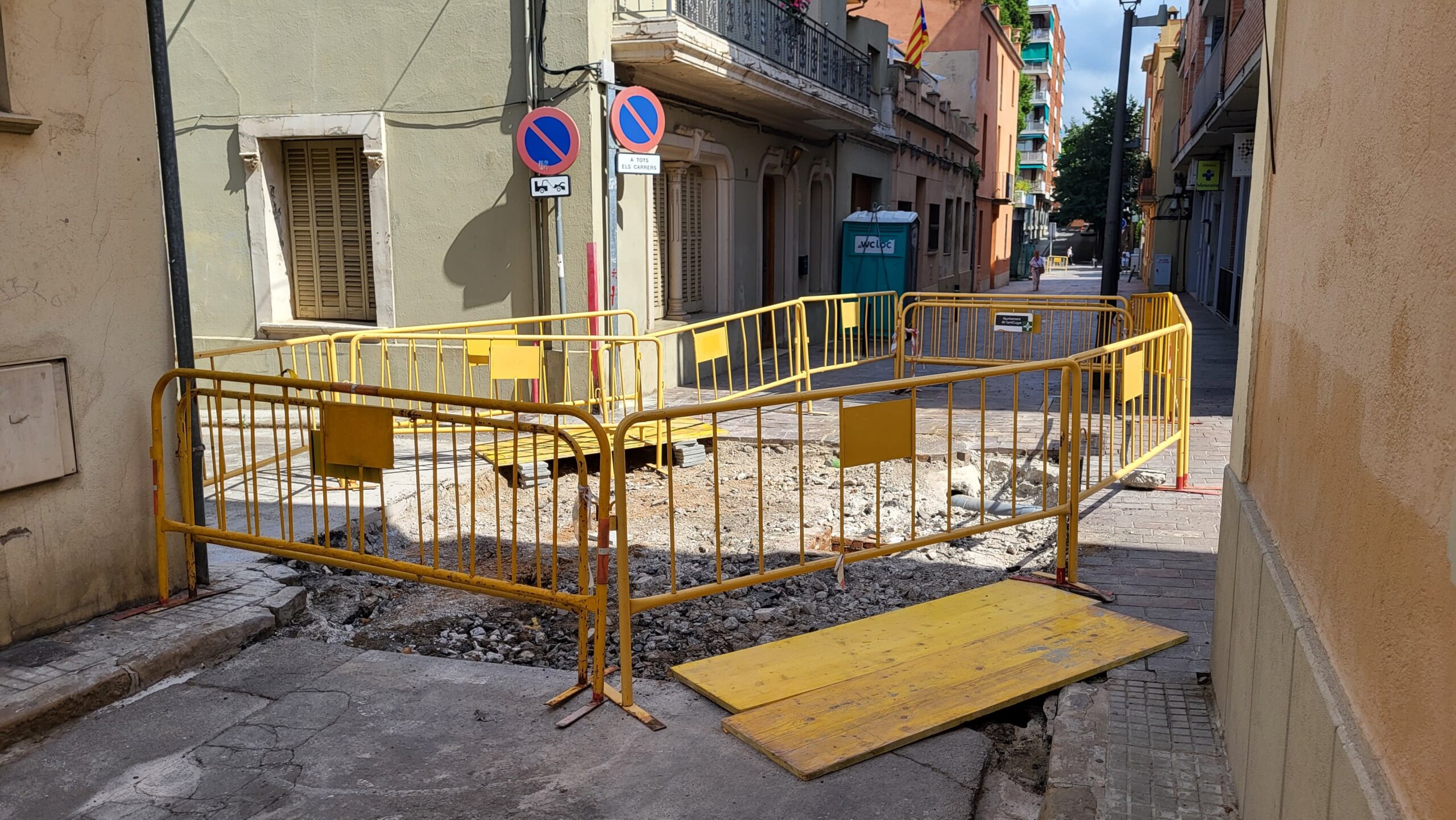 Tall al carrer del Dos de Maig per una prova pilot