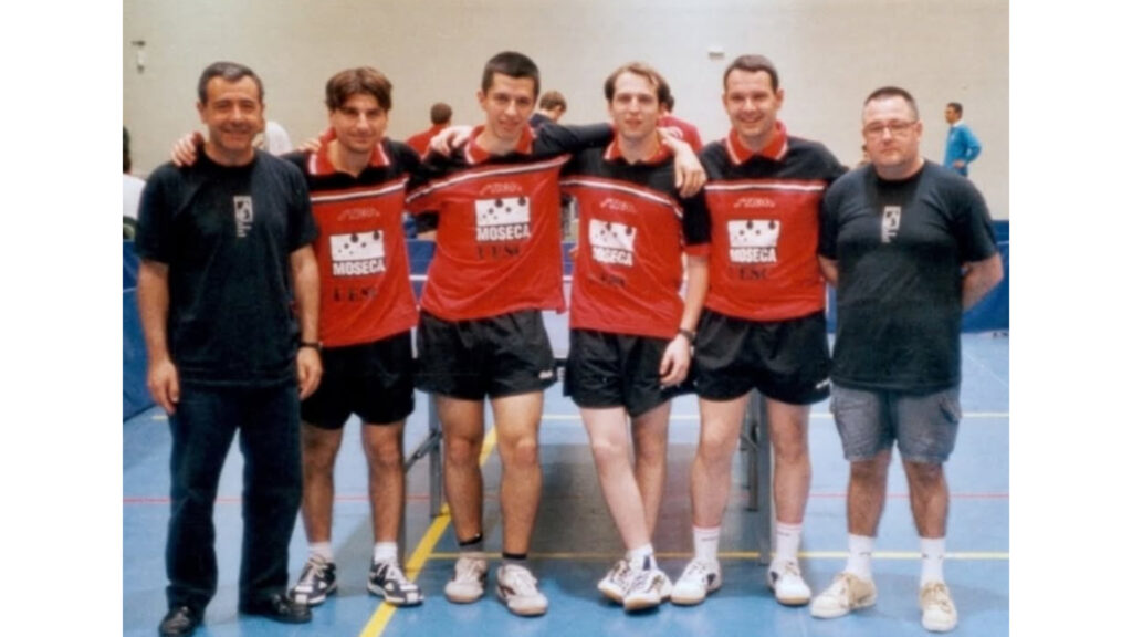 Benito Moreno, la primera persona a l'esquerra de la foto, en una imatge d'arxiu de la UESC de Tenis Taula
