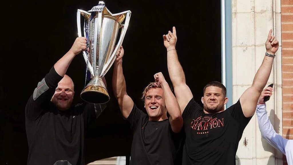 Joel Merkler, a l'esquerra, amb dos companys de l'Stade Toulousain celebrant el títol de lliga TOP 14 a França