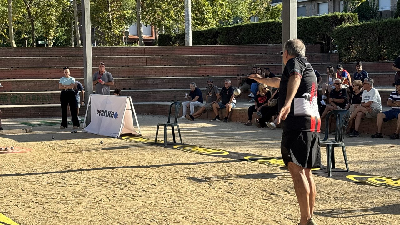 L'elit fa costat al Club Petanca Sant Cugat en el seu mig segle de vida