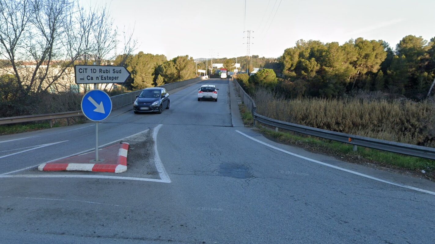 Reobre mig any després el pont de Can Calopa a Rubí