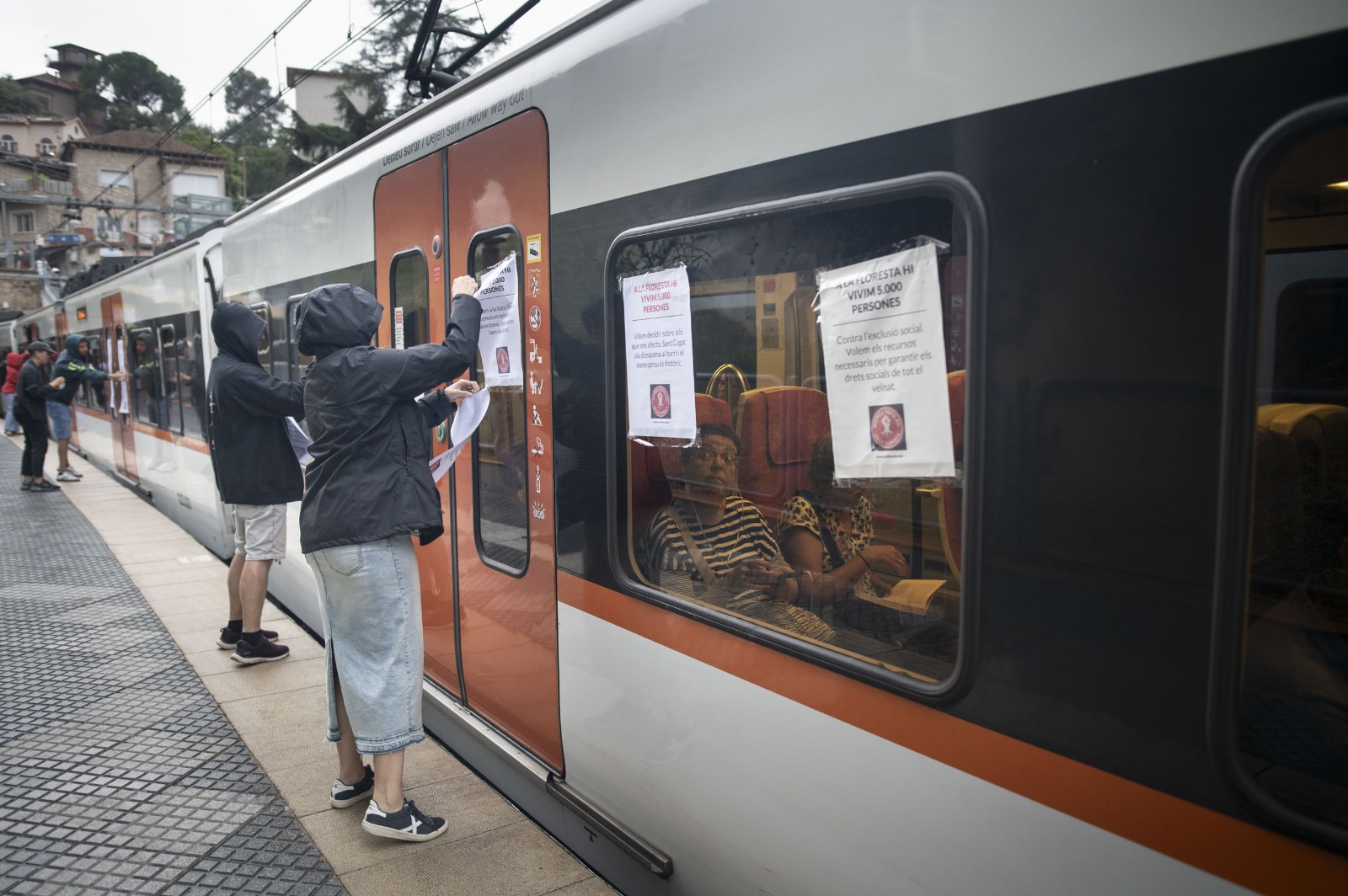 L'Ateneu Popular de la Floresta penja cartells als FGC per denunciar 