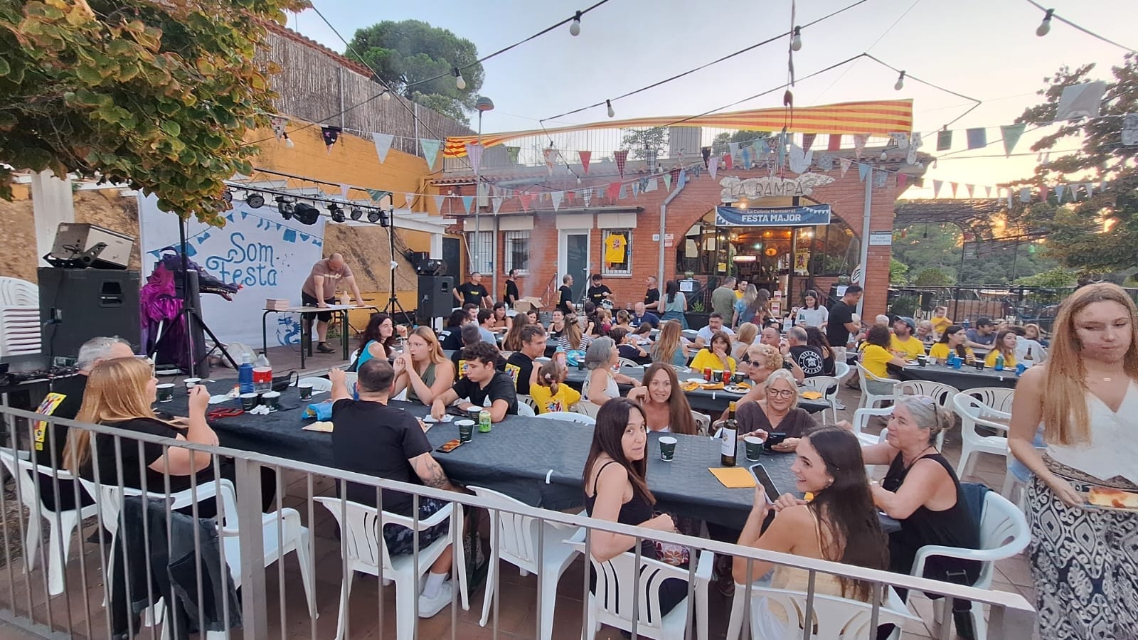 El veïnat de la Colònia de Montserrat es bolca amb la festa grossa