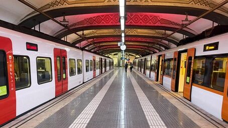 La Plaça Catalunya amb les voltes il·luminades per la Diada amb els colors de la senyera