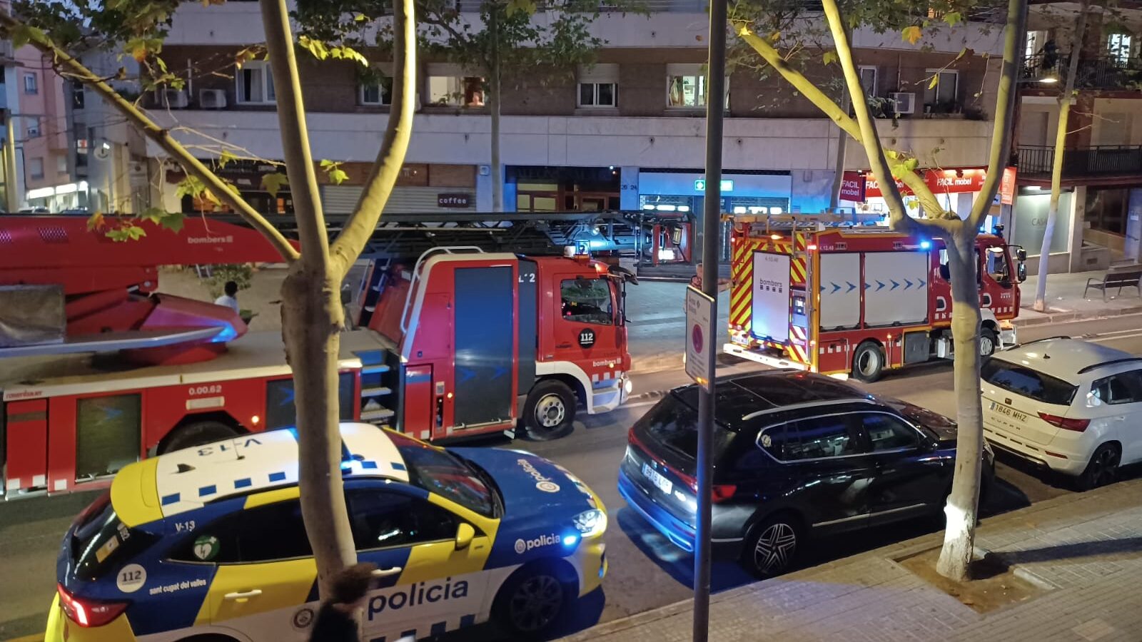 Cauen trossos d'un balcó d'un edifici de Lluís Companys