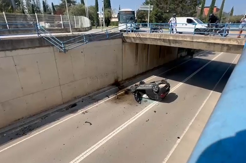 Un cotxe es precipita per un pont de 4 metres a Sant Cugat