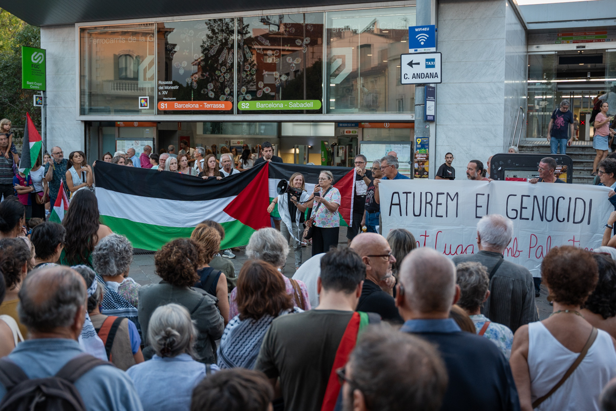 Centenars de santcugatencs demanen la fi del 