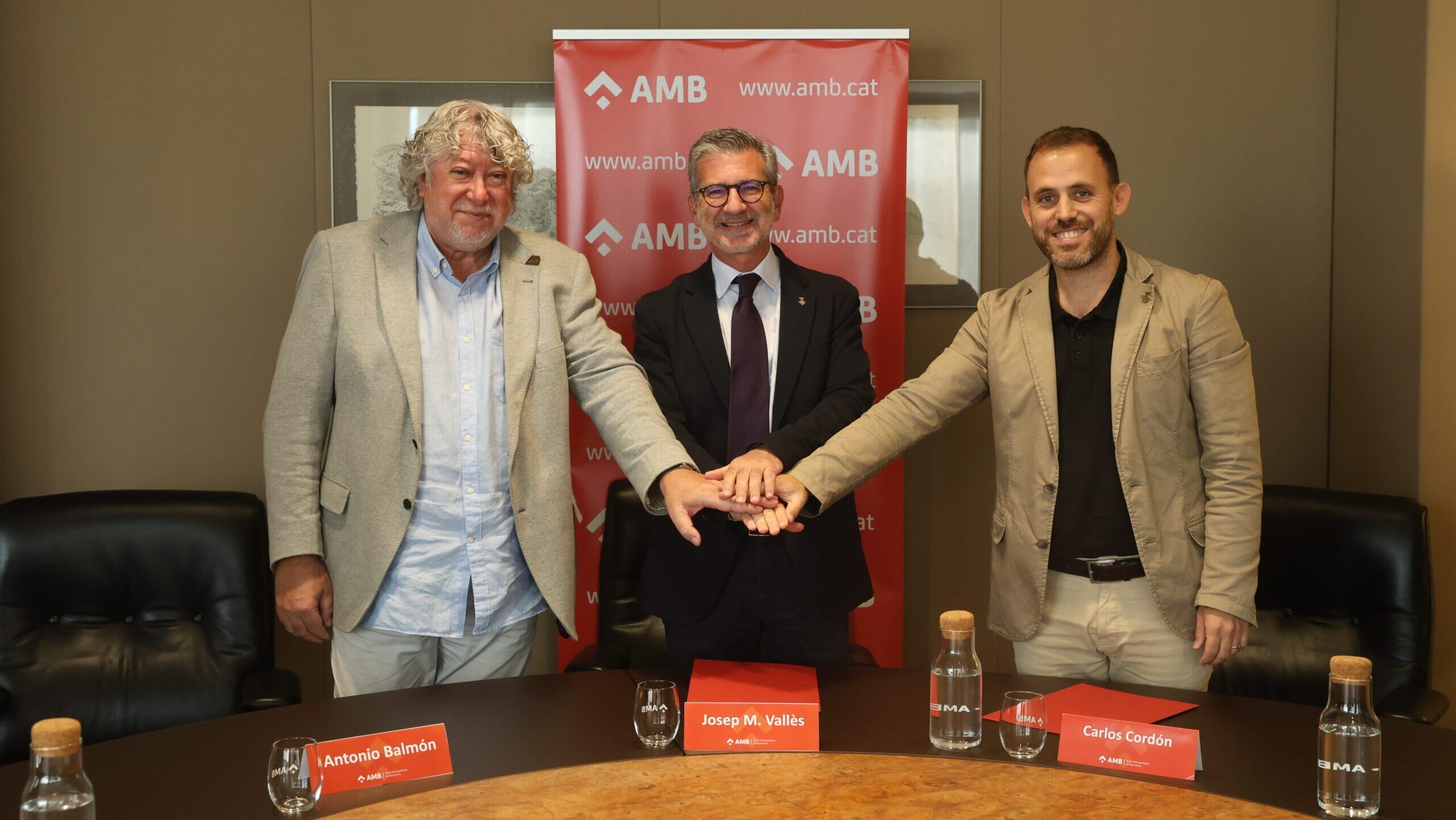 Sant Cugat i l'AMB signen el conveni pel traspàs del bus urbà