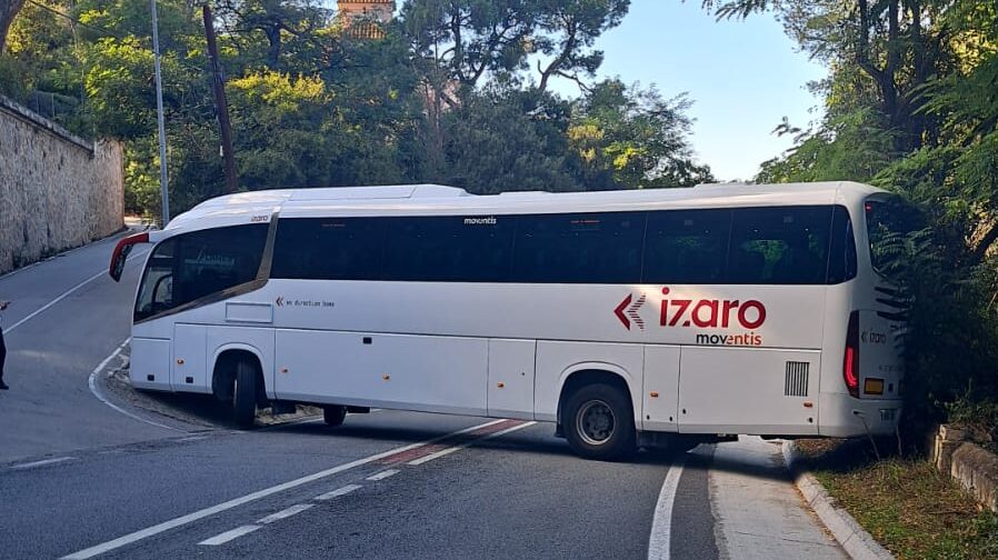 Un autocar queda travessat a la Rabassada