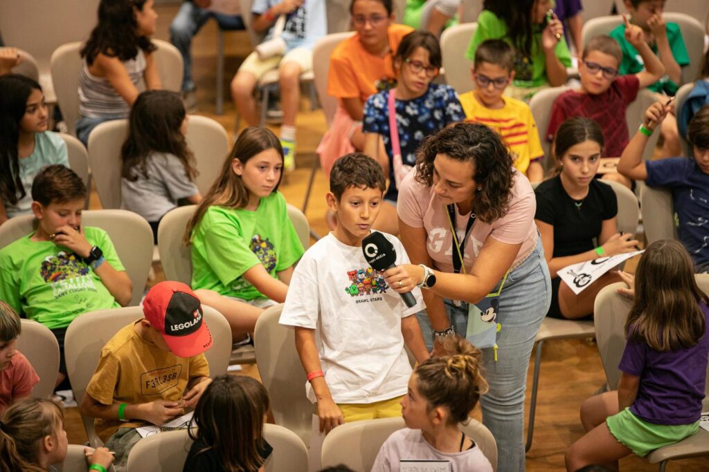 Alt: Fes de periodista al Festival Petits Camaleons amb Cugat Mèdia