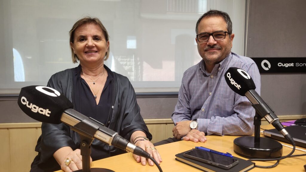 Adela Burgos i Jaume Buscallà, gerent i president de Sant Cugat Comerç a l'estudi Ramon Barnils de Ràdio Sant Cugat
