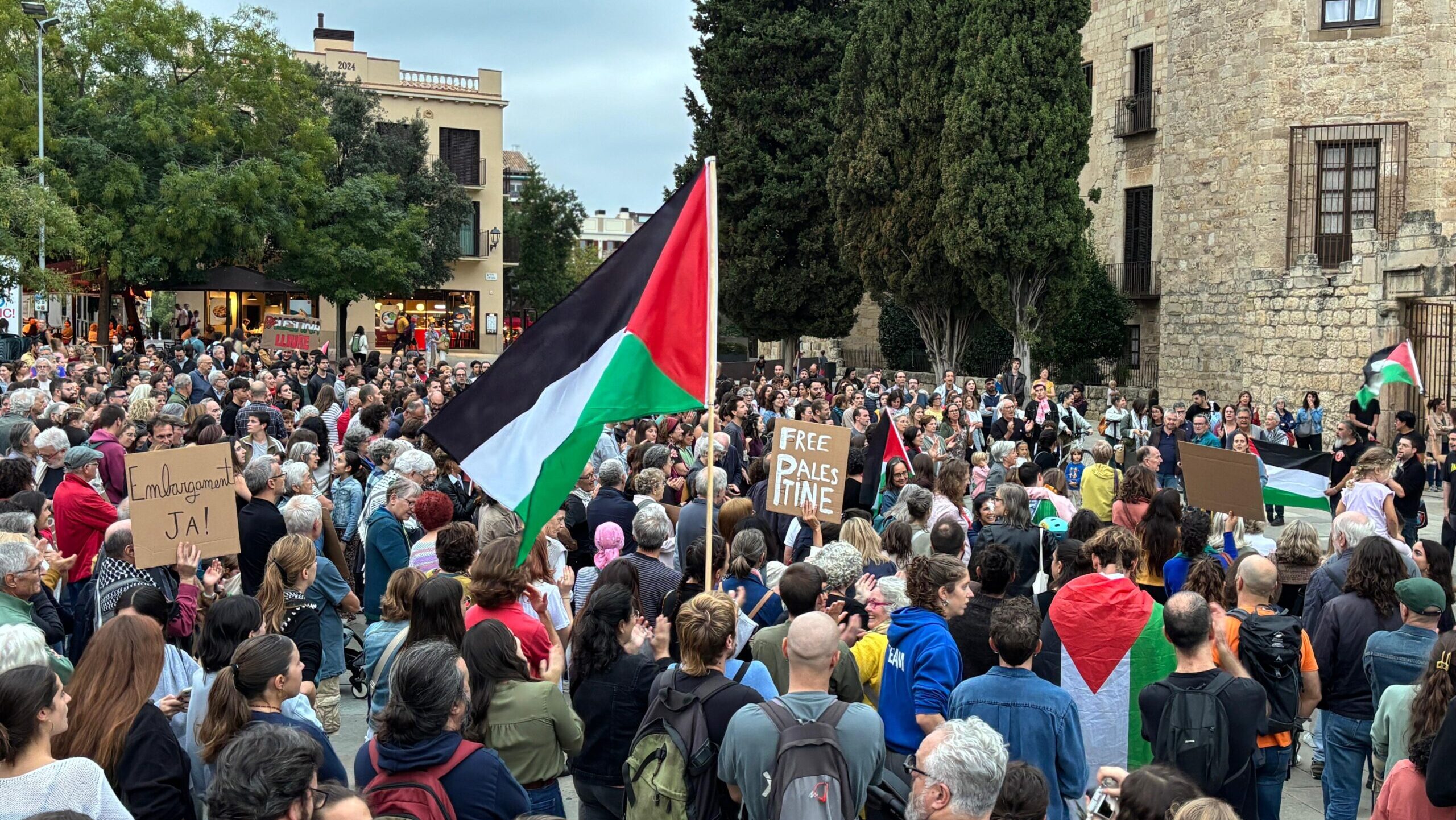 Mig miler de santcugatencs omple la plaça d'Octavià en suport a la Flotilla