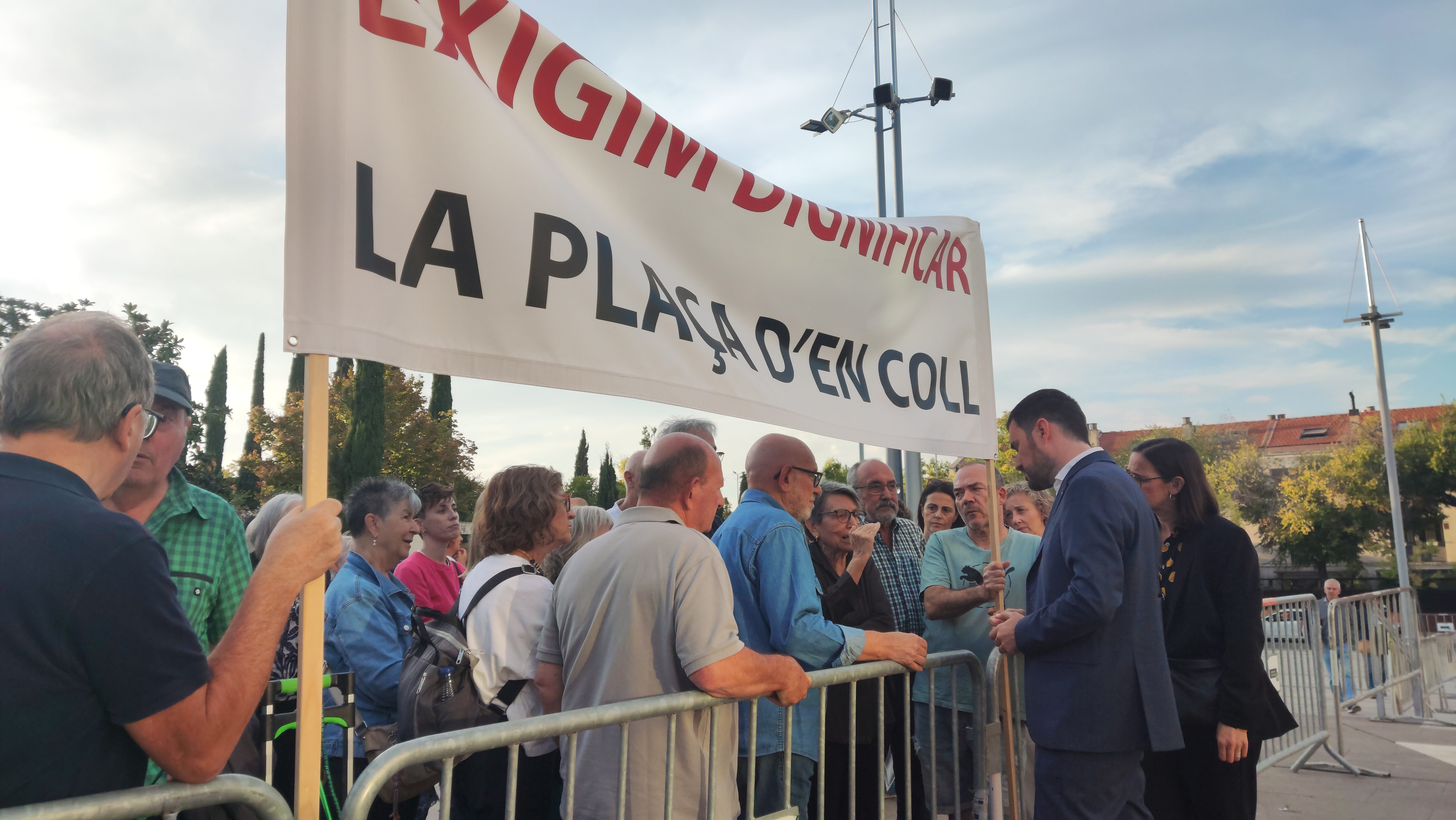 Mig centenar de veïns es concentren per reclamar 