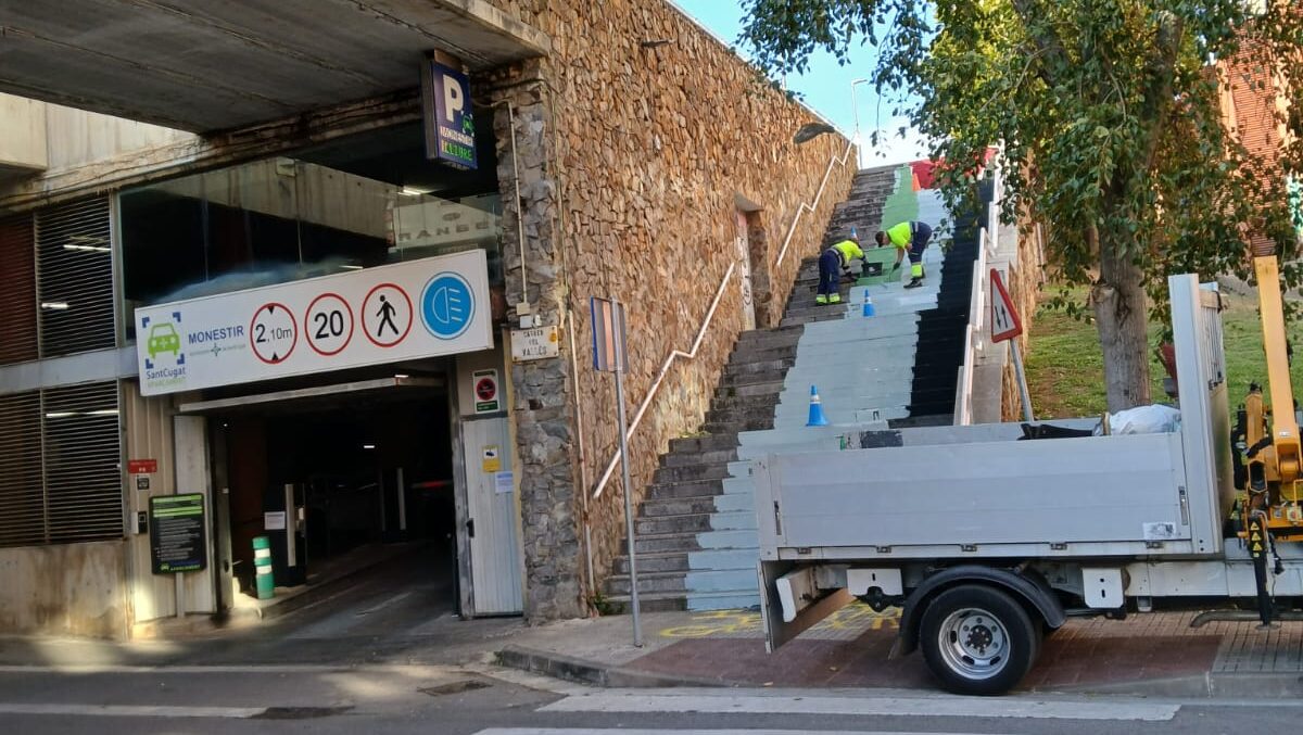 Estira-i-arronsa per una bandera de Palestina pintada al centre de Sant Cugat