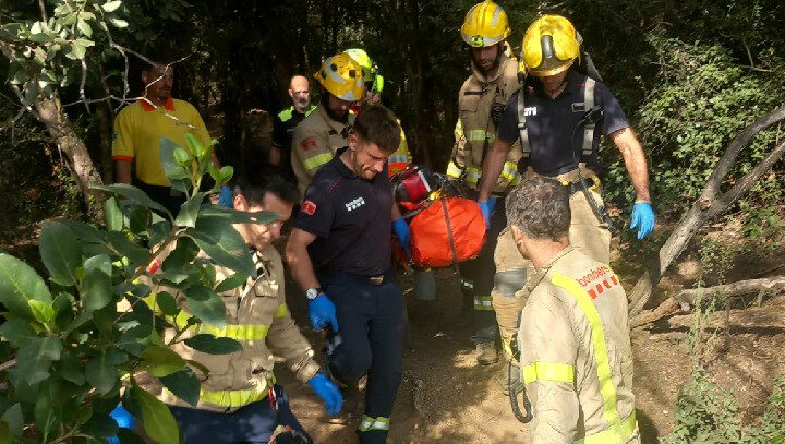 Els Bombers rescaten un ciclista accidentat al Pi d'en Xandri