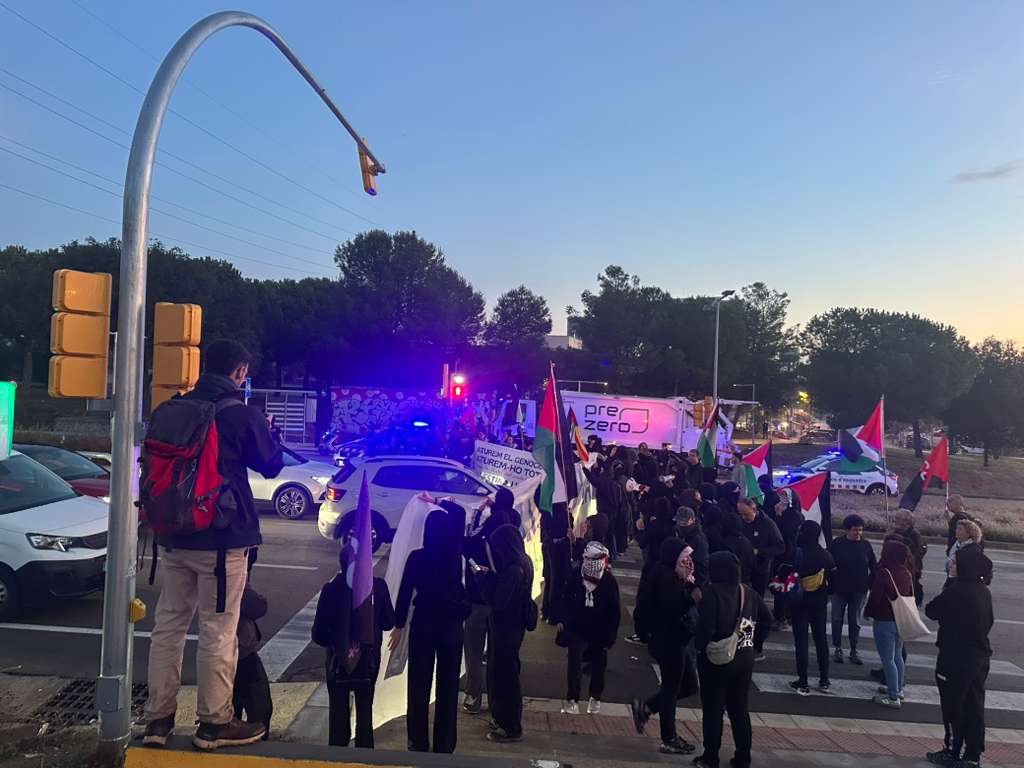 Sant Cugat amb Palestina fa un tall de vies a la rotonda del centre comercial