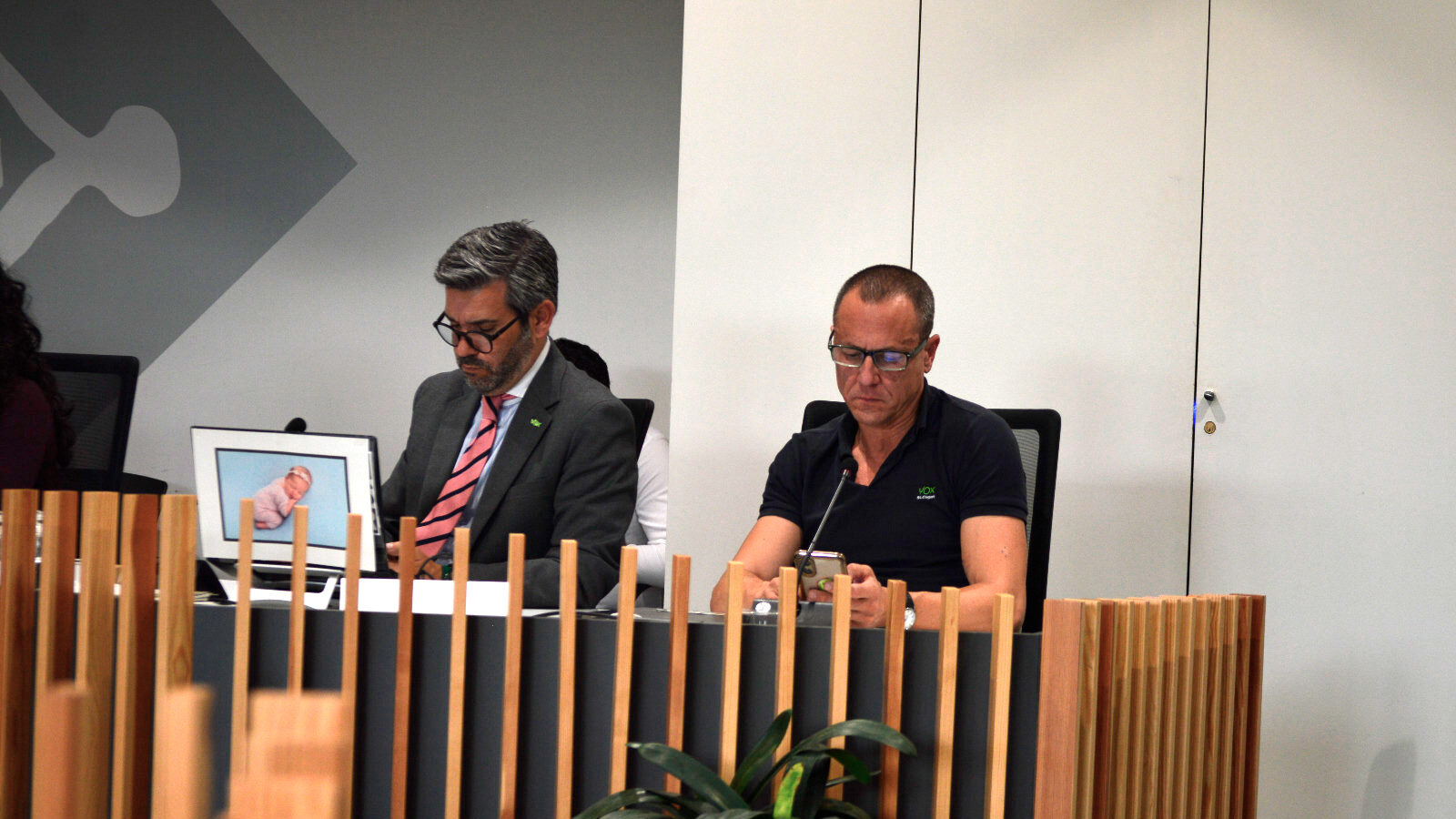 Vox encén el ple amb una proposta per crear una oficina que ofereixi alternatives a les dones que volen avortar